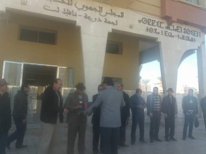 الرشيدية:فروع جمعية الدفاع عن حقوق الانسان في وقفة احتجاجية امام مقر المجلس الجهوي للحسابات