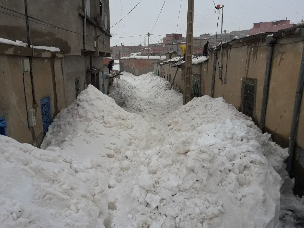 ميدلت:الثلوج تحاصر قرية تونفيت و المنازل  الطينية مهددة بالانهيار