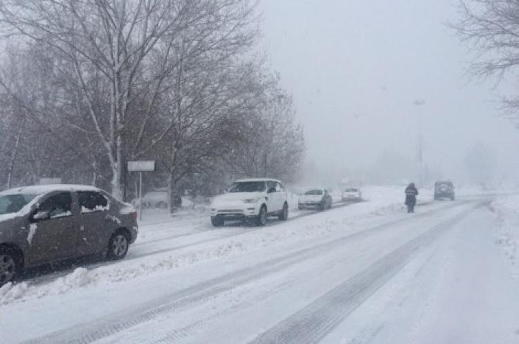 إقليم إفران: كل الإمكانيات معبأة لإزاحة الثلوج عن المحاور الطرقية