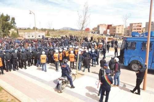 جرادة:اشتباكات بين محتجين وقواة الامن تخلف اصابات واحراق لعربات الأمن