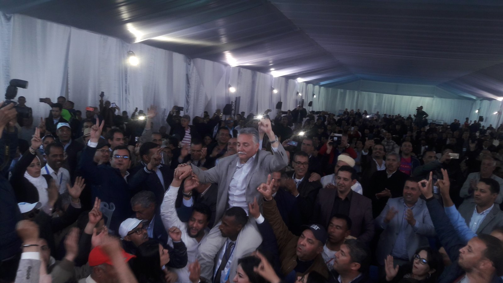 عاجل:نبيل بنعبد الله يكتسح غالبية اصوات اللجنة المركزية ويتوج امينا عاما لحزب الكتاب