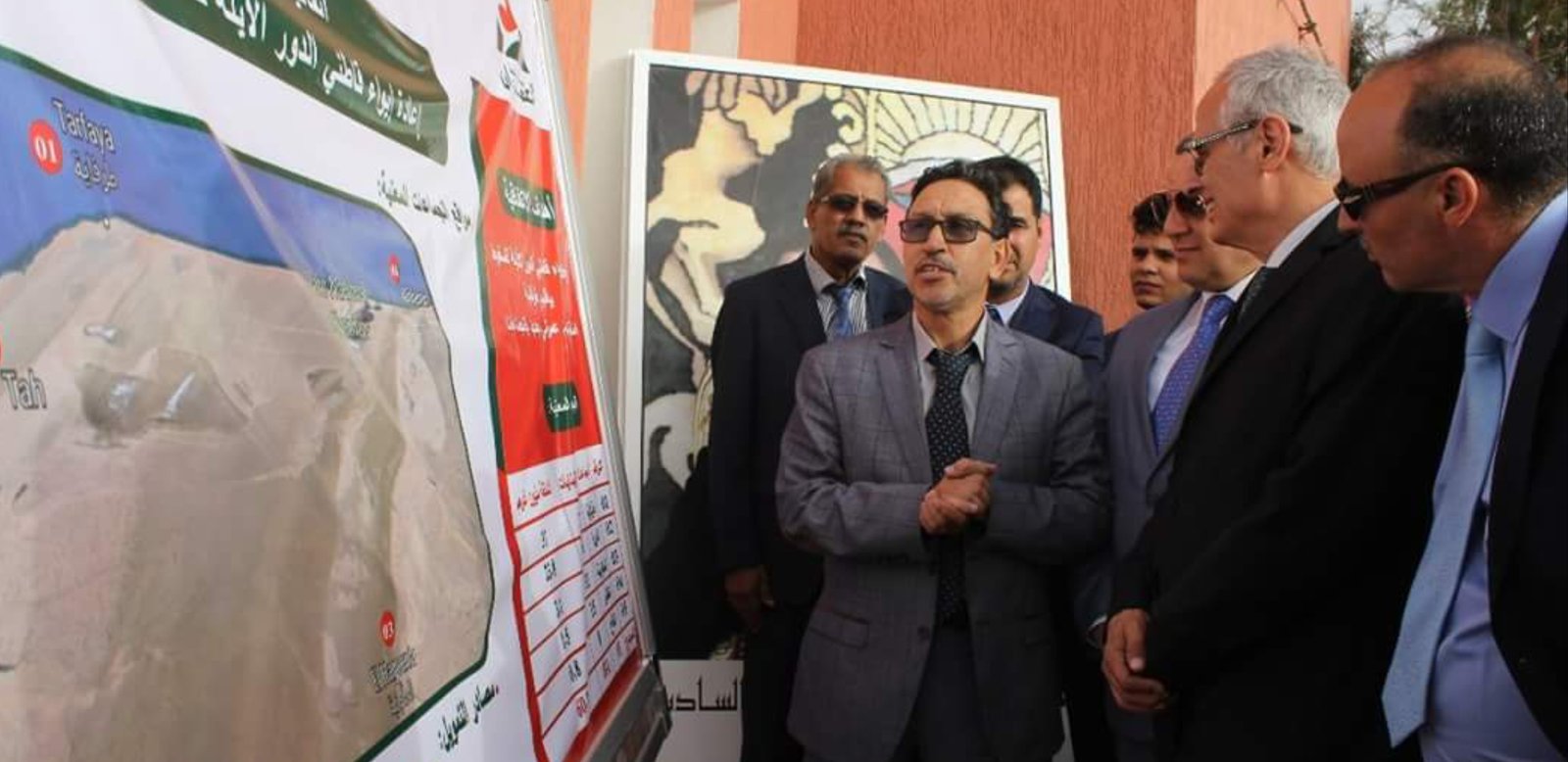 طرفاية:عبد الاحد الفاسي يقوم لزيارة تفقدية للمشاريع السكنية التي تنجزها الوزارة