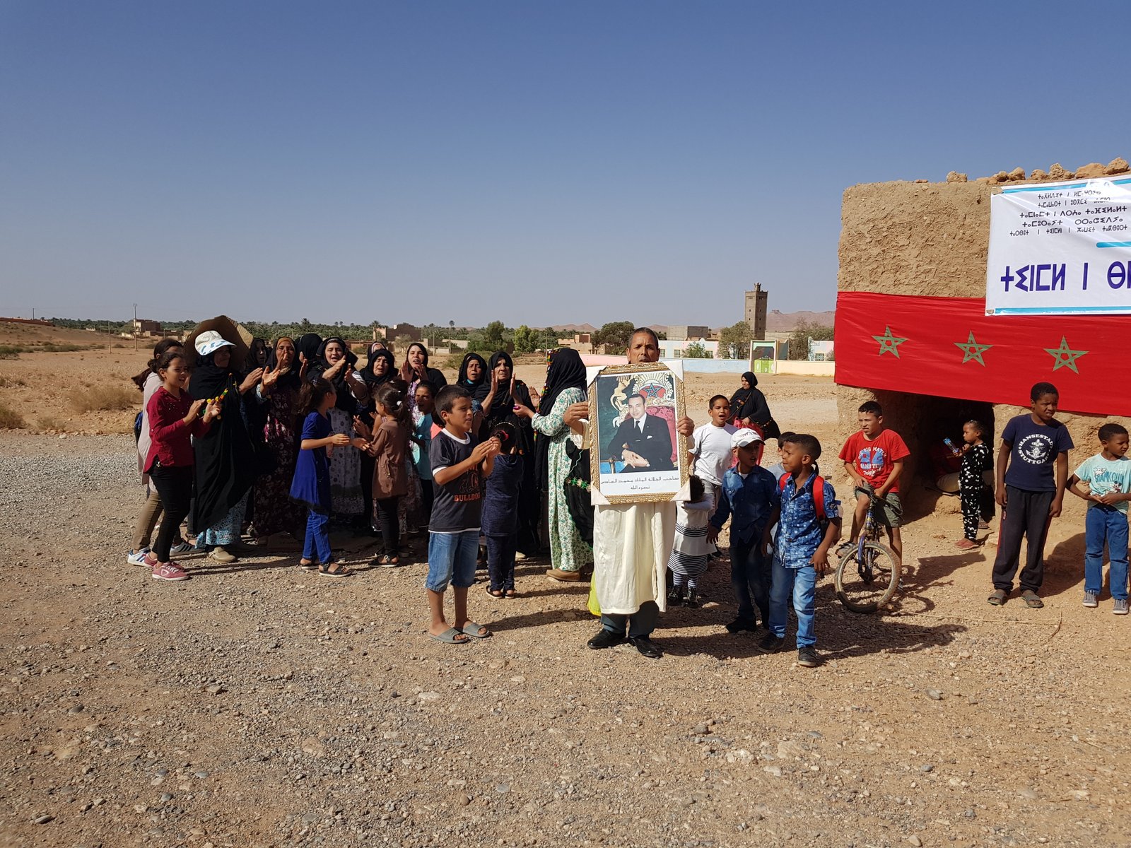 عاجل:ساكنة بلاغمة تنفذ احتجاجا مطالبة باطر التدريس