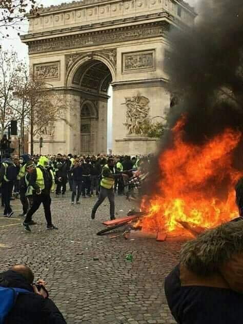 احتحاجات قوية بفرنسا ومطالب برحيل الرئيس الفرنسي