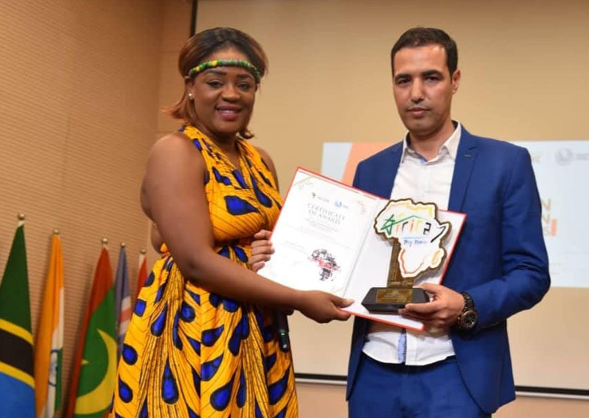 افريقيا تتوج الفنان التشكيلي بوشعيب خلدون بجائزة التميز القيادي في الفن والإبداع