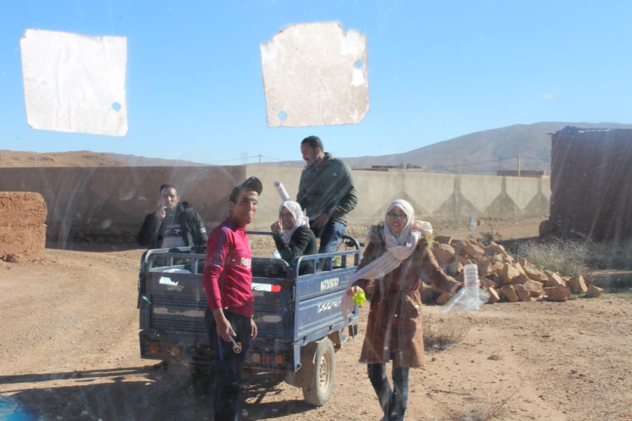 الرشيدية:جمعية شباب المغرب للتنمية تقوم بمبادرة توزيع ملابس الشتاء في بعض المناطق المعزولة