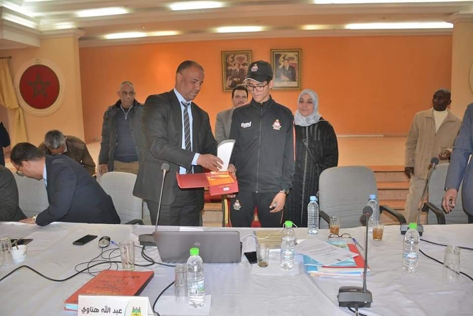 الرشيدية:المجلس الجماعي يكرم البطل “أيمن اولعتا” بعد تألقه في البطولة المغاربية المدرسية للعدو الريفي بتونس