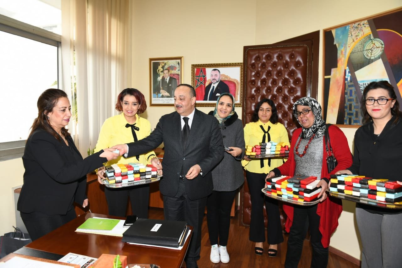 محمد الأعرج يوزع الورود على نساء الثقافة بمناسبة اليوم العالمي للمرأة