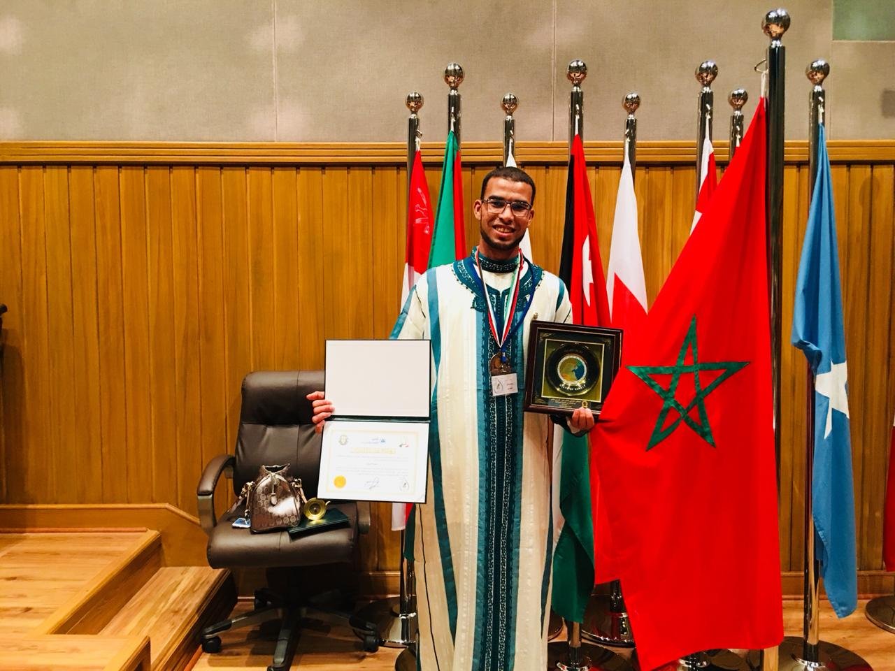 الشاب محمد العزيوي إبن مدينة أرفود يتوج بدرع جائزة المشروع الفائز بدولة الكويت