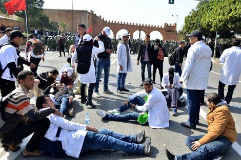 وفاة أب أحد الاساتذة المتعاقدين اثر اصابته باحدى الوقفات الاحتجاجية