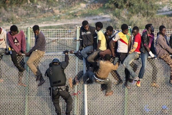 مهاجرون من بلدان إفريقيا جنوب الصحراء يقتحمون السياج الفاصل لمليلية المحتلة
