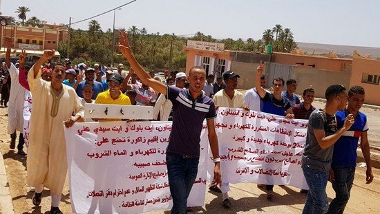 إقليم زاكورة: مسيرة إنذارية لبعض الدواوير للمطالبة بتقوية بنية الماء الصالح للشرب وكذا الكهرباء