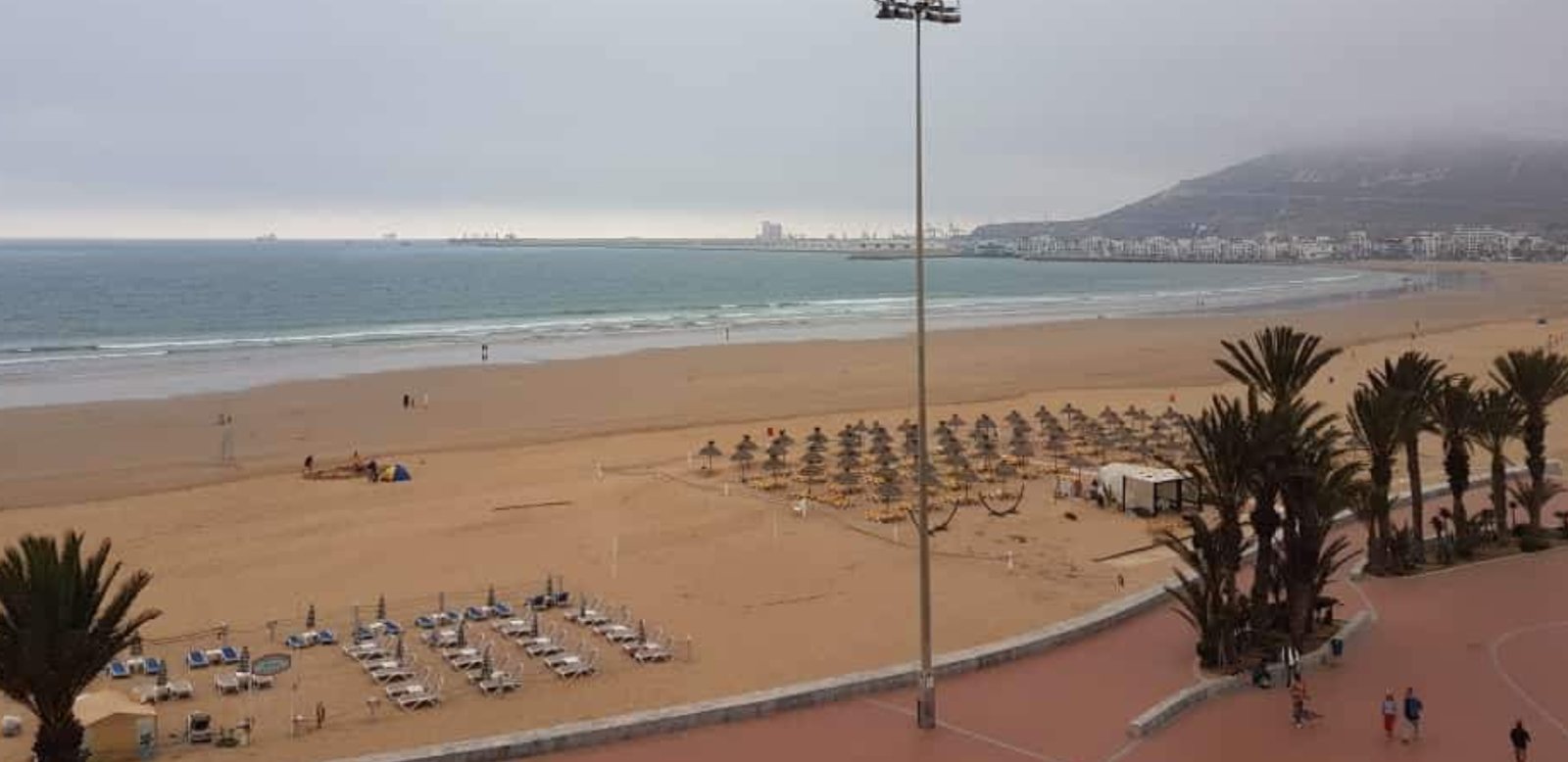 فندق يبيع قنينة ماء ب 100 درهم وبراد شاي ب 50 درهم .. !