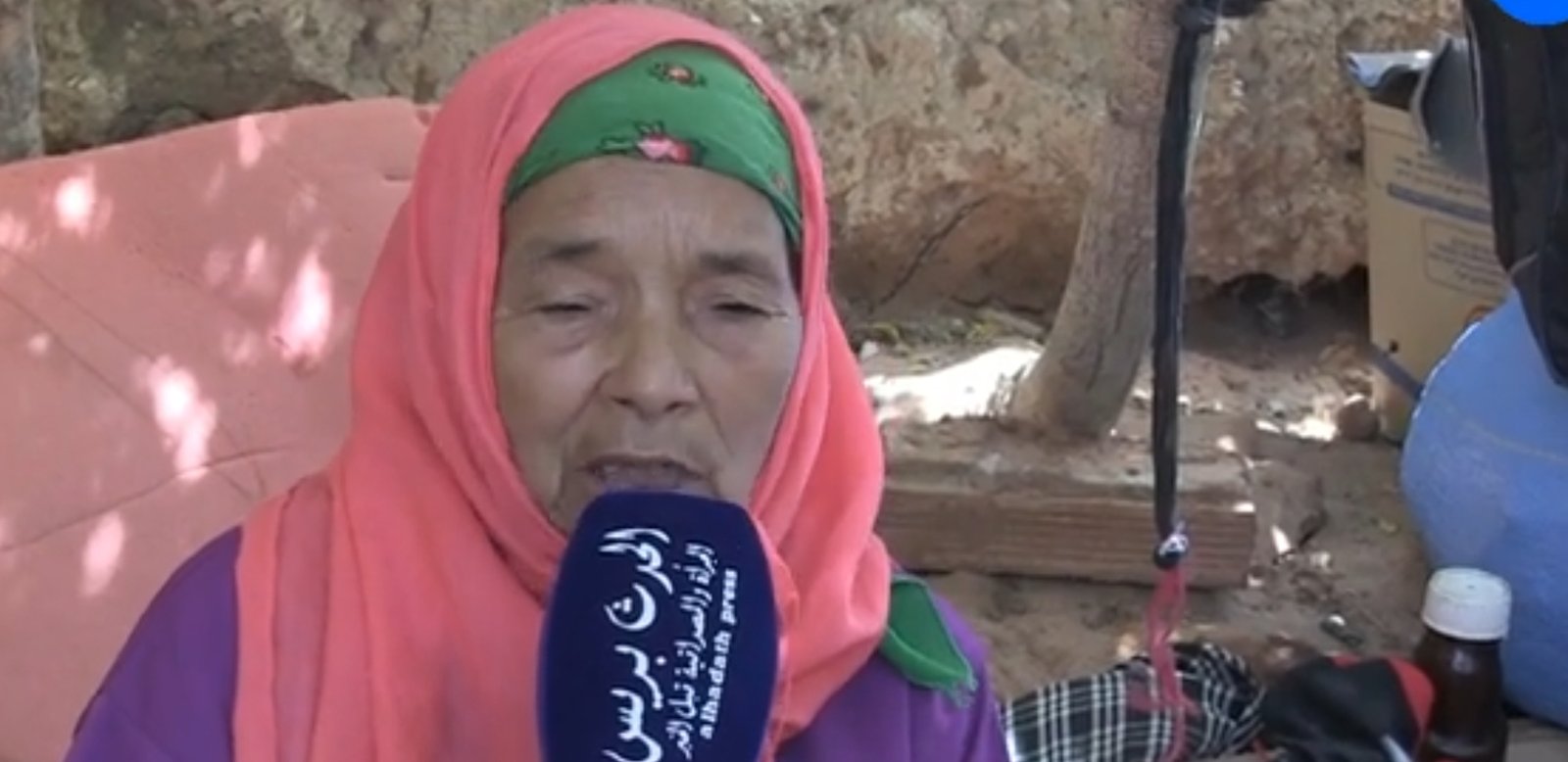 مأساة مسنة تعيش التشرد