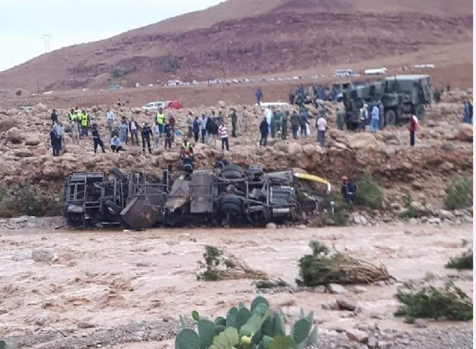 عاجل:مصرع ستة أشخاص في حادث انقلاب حافلة لنقل المسافرين جراء فيضان “واد درمشان” بإقليم الرشيدية