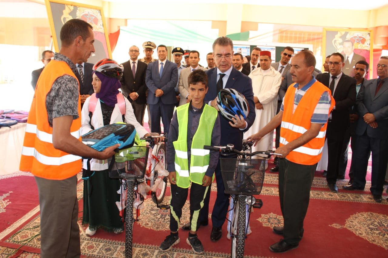 عامل اقليم تنغير يشرف على انطلاقة عملية تسليم المحفظات واللوازم المدرسية والدراجات الهوائية بالثانوية الاعدادية تبرخاشت