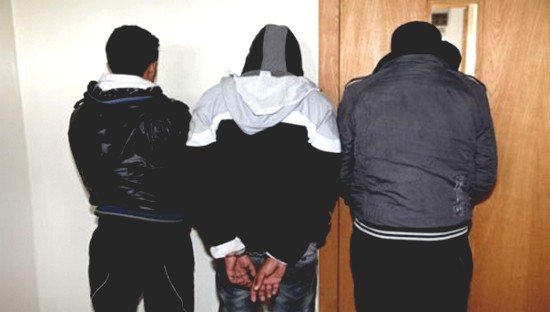 سلا:توقيف ثلاثة أشخاص للاشتباه في تورطهم في قضية تتعلق بحيازة وترويج المخدرات