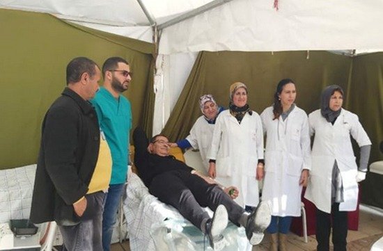 الدكتور محمد بودرا رئيس المجلس الجماعي للحسيمة في حملة للتبرع بالدم