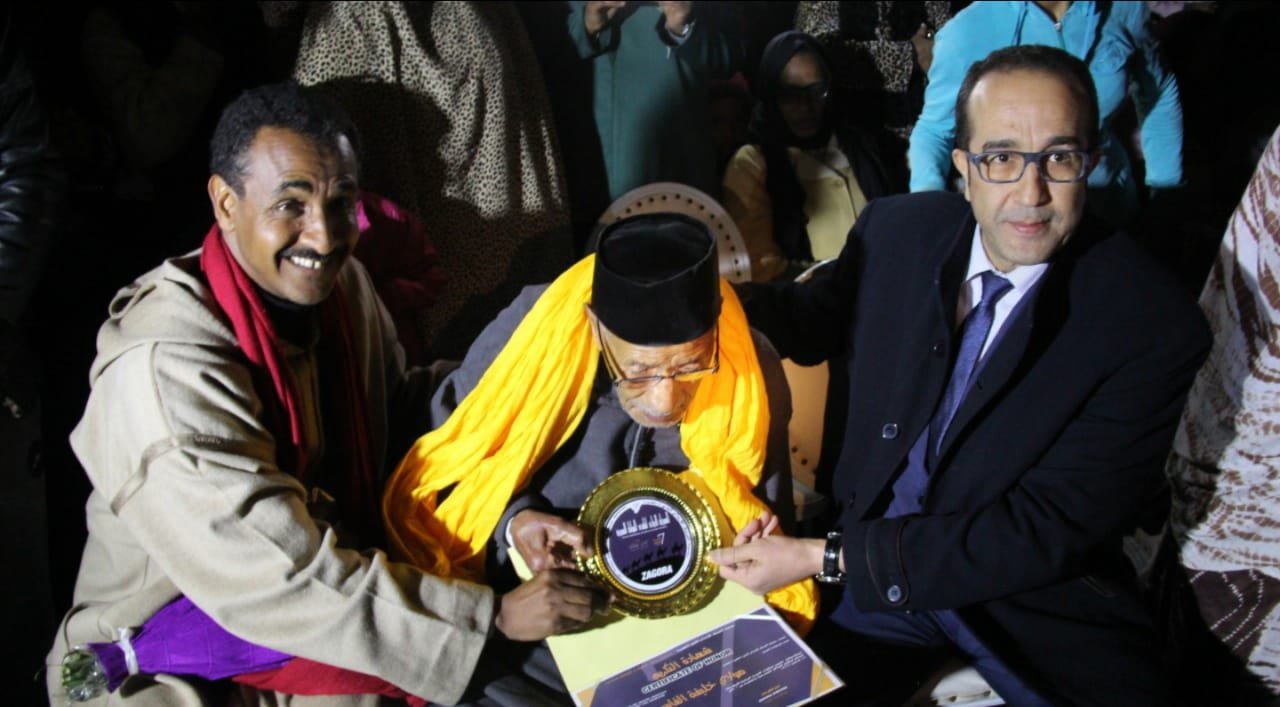 زاكورة تُكرم قيم الخزانة الناصرية، وعامل الإقليم “يكسر” البروتكول ليسلمه التذكار وسط الجمهور