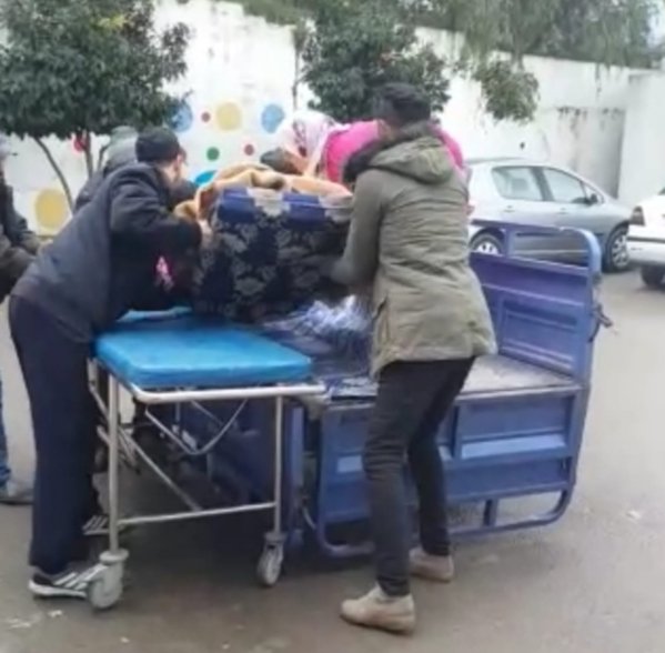 فضيحة انسانية جديدة نقل مريض على “تريبورتور” بعد تٱخر سيارة الاسعاف…