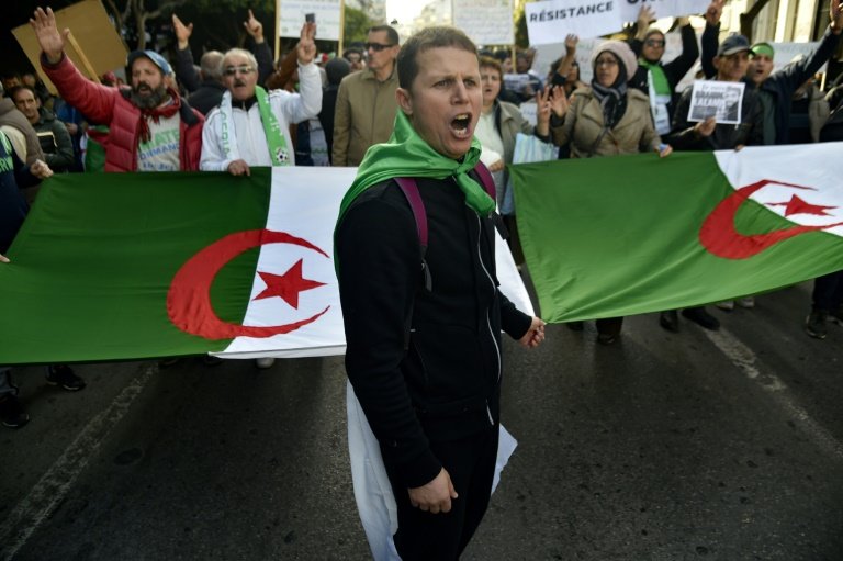 جزائريون يتظاهرون للاسبوع ال48 وسط سعي الحراك الى زخم جديد