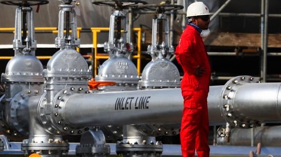 أسعار النفط تتراجع في مستهل بداية الأسبوع