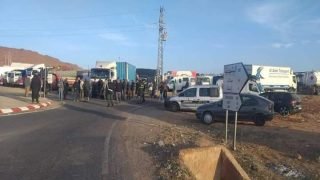 إضراب أرباب الشاحنات والسيارات “بمدخل بومية” بسبب موجة الغلاء وارتفاع ثمن المحروقات