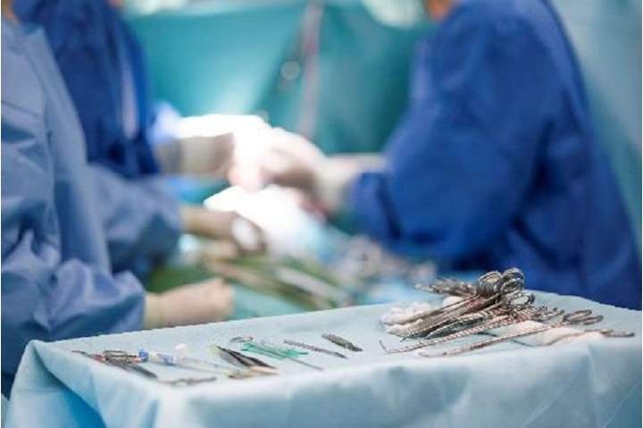 فريق طبي مغربي ينجح في إجراء عملية جراحية دقيقة بمكان حساس