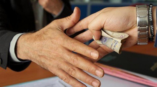 المغاربة غير راضين عن جهود الحكومة في مكافحة الفساد.. إليكم التفاصيل