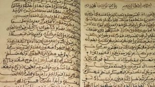 نسخة من كتاب الله مكتوبة بخط اليد تعود للقرن الماضي يكتشفها مواطن بالرشيدية