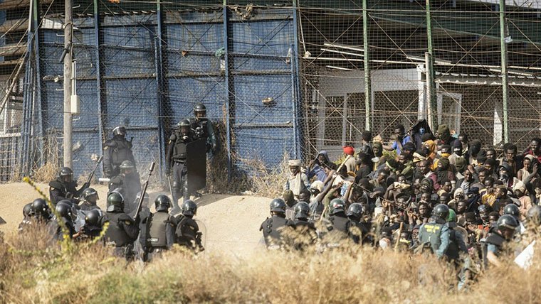 بيدرو سانشيز يحمل مسؤولية مقتل مهاجرين في مليلية لـ”مافيات تمارس الاتجار بالبشر”