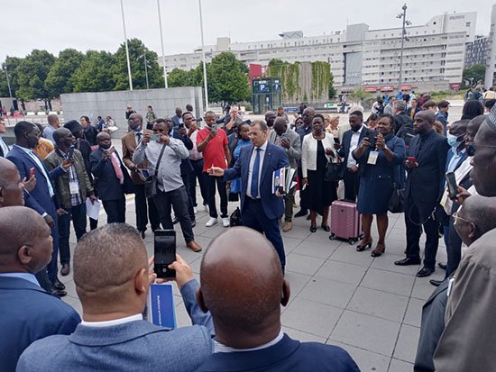 منتخبون مغاربة يستغلون إلغاء لقاء ترابي بباريس لعقد جلسة عمل مع نظرائهم الأفارقة في الهواء الطلق