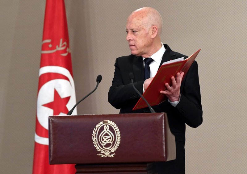 تونس: الرئيس قيس سعيّد يتسلم مسودة الدستور الجديد من رئيس اللجنة الدستورية