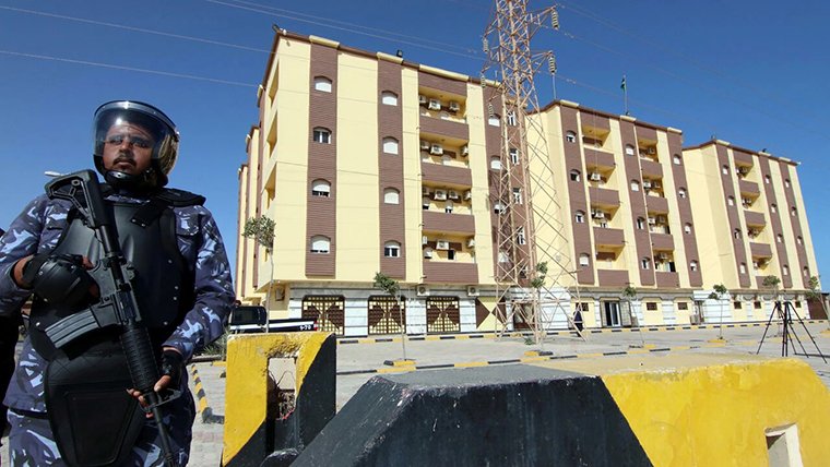 متظاهرون ليبيون يقتحمون مقر البرلمان الليبي في طبرق