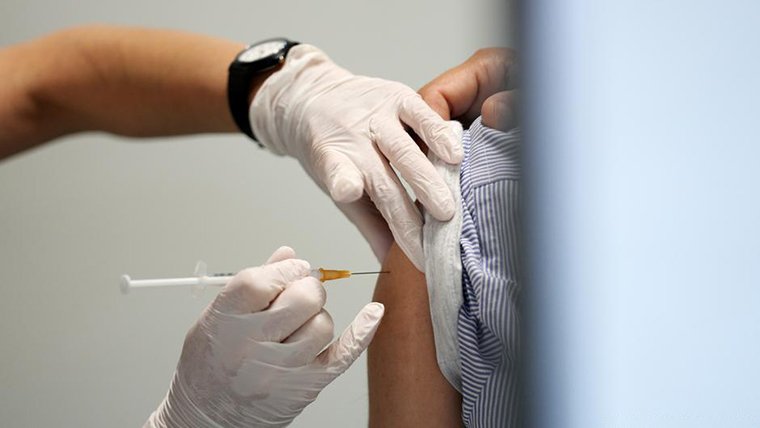 هيئة الأغذية والعقاقير الأمريكية توصي بتغيير تركيبة الجرعات التنشيطية لمكافحة “أوميكرون”