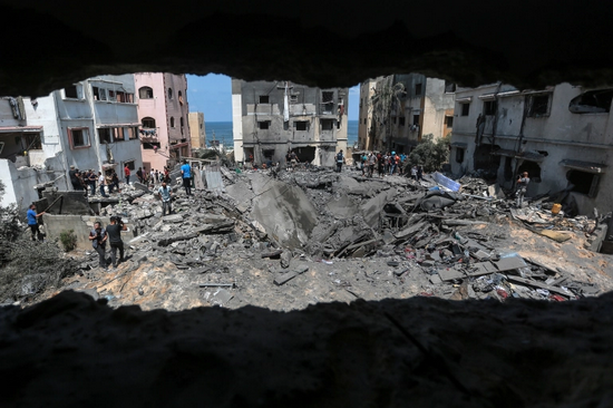 أول شاحنة وقود تدخل غزة بعد وقف إطلاق النار وبايدن يدعو لتطبيق الاتفاق بحذافيره