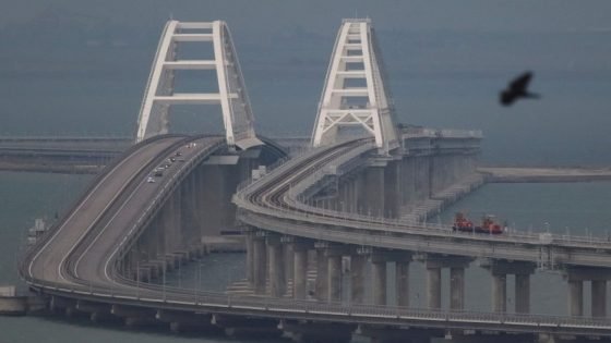 السيارات والقطارات تعود للتحرك على جسر القرم (رويترز)