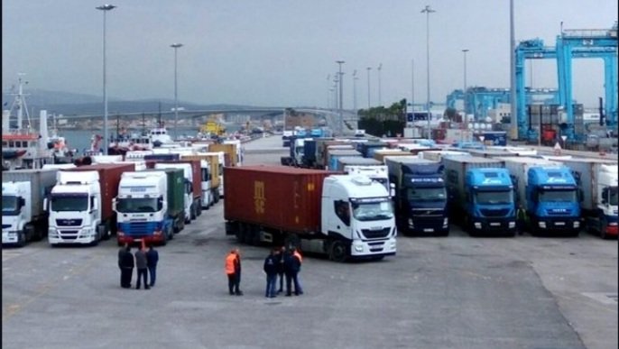 إضراب شامل لمهنيي الشاحنات والرافعات بالموانئ المغربية