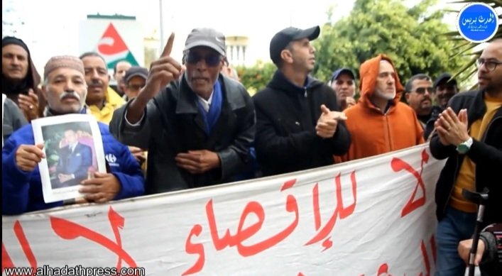 فيديو.. ساكنة سيدي الطيبي تحتج أمام “العمران” بسبب حرمانها من بقعها