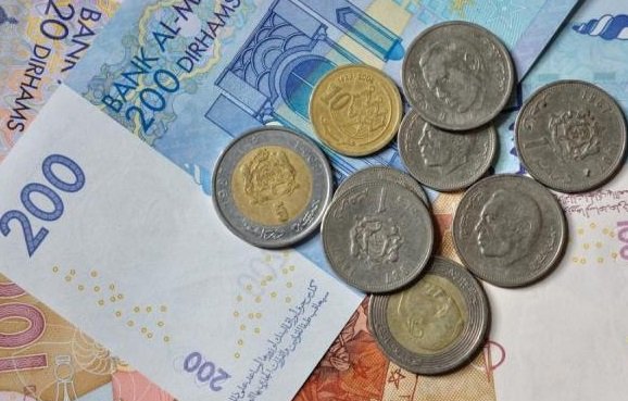 يهم المستوردين.. الدرهم يواصل تحسنه أمام الدولار بسوق الصرف
