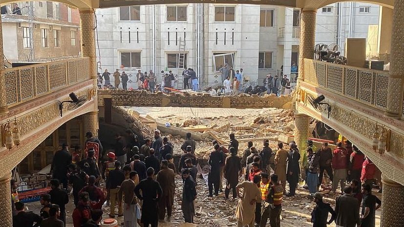 25 قتيلا على الأقل و120 جريحا في الانفجار داخل المسجد بباكستان