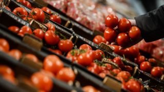 الحكومة تتوعد “سماسرة الطماطم” بإجراءات صارمة قبل رمضان