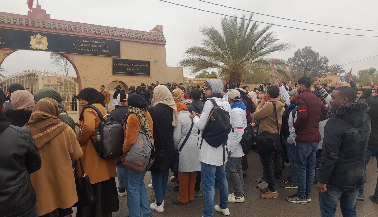 الرشيدية.. الأساتذة المتعاقدون ينظمون وقفة احتجاجية أمام الأكاديمية الجهوية للتعليم