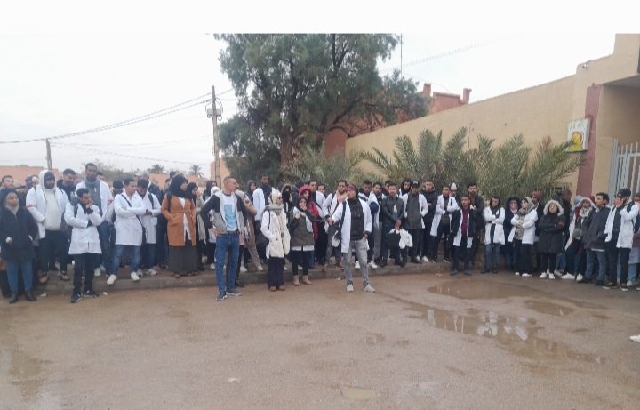 الأساتذة المتدربون ينظمون وقفة احتجاجية أمام مقر مديرية الرشيدية