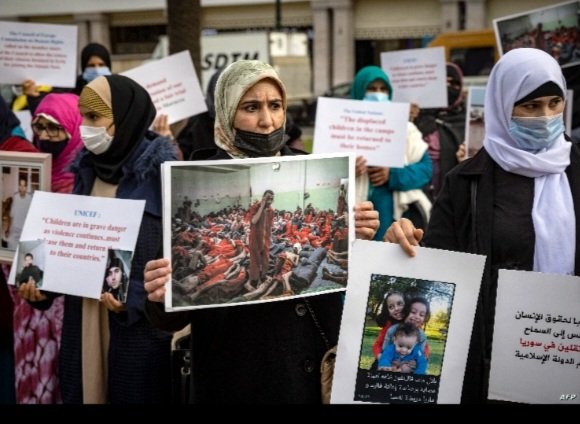 عائلات المغاربة المعتقلين في سوريا والعراق تحتج بالرباط