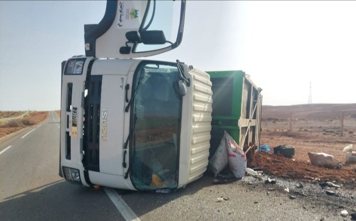 الرشيدية .. انقلاب شاحنة نفايات يعيد “طرح حرب الطرق ”بين كلميمة والرشيدية “أفردو ” للواجهة