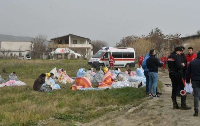 تحطم قارب على متنه مهاجرين أمام السواحل الإيطالية ومقتل 60 شخص
