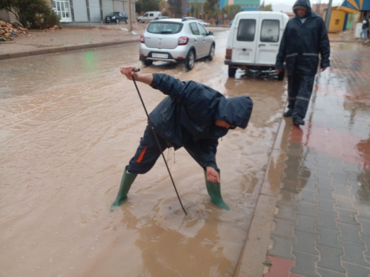 أمطار الخير تعري اختلالات ورش قنوات التطهير السائل بالرشيدية والجماعة تحمل المسؤولية لقطاع الماء