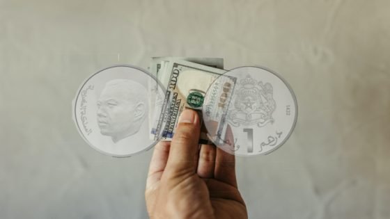 انخفاض الدرهم مقابل الدولار