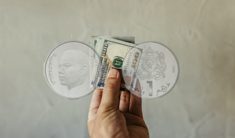 الدرهم يقاوم ضغط الدولار
